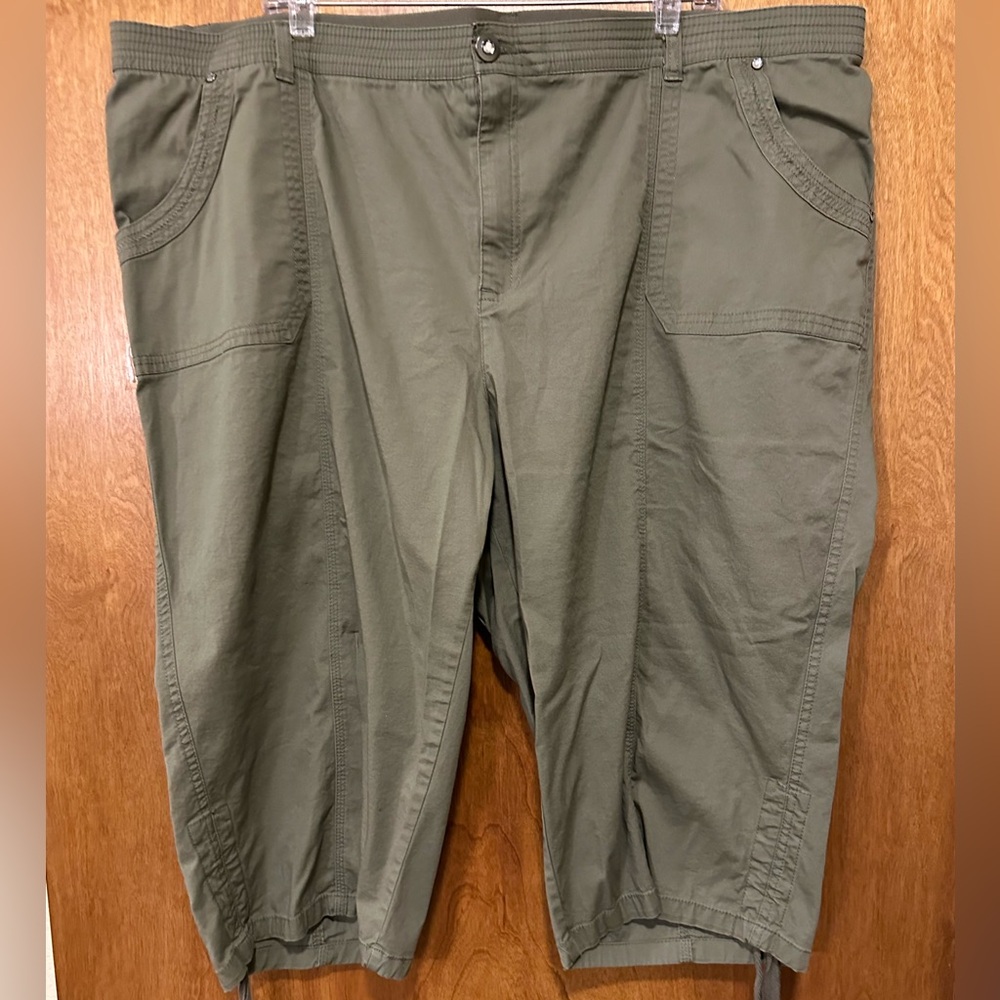 Women’s olive green Capri pants size 26/28